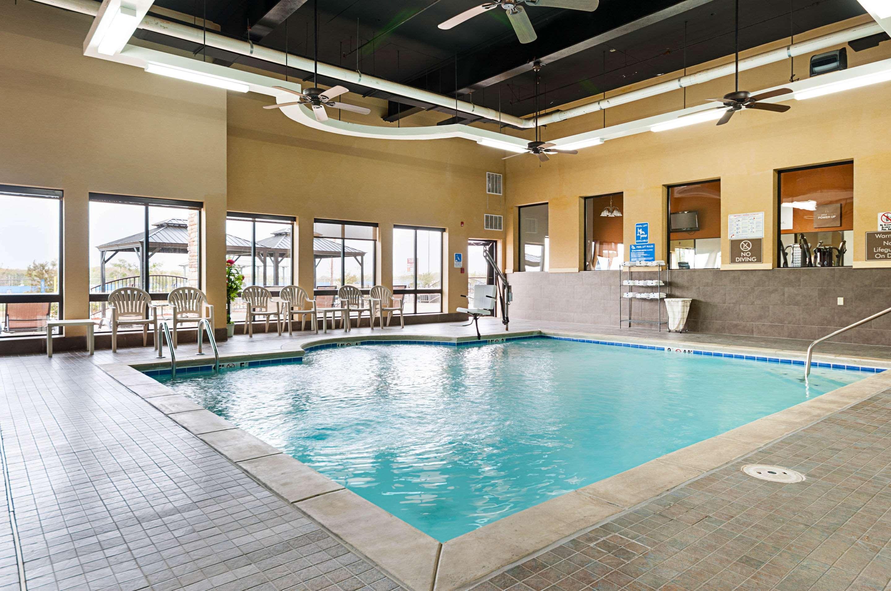 Comfort Suites Batesville Bagian luar foto