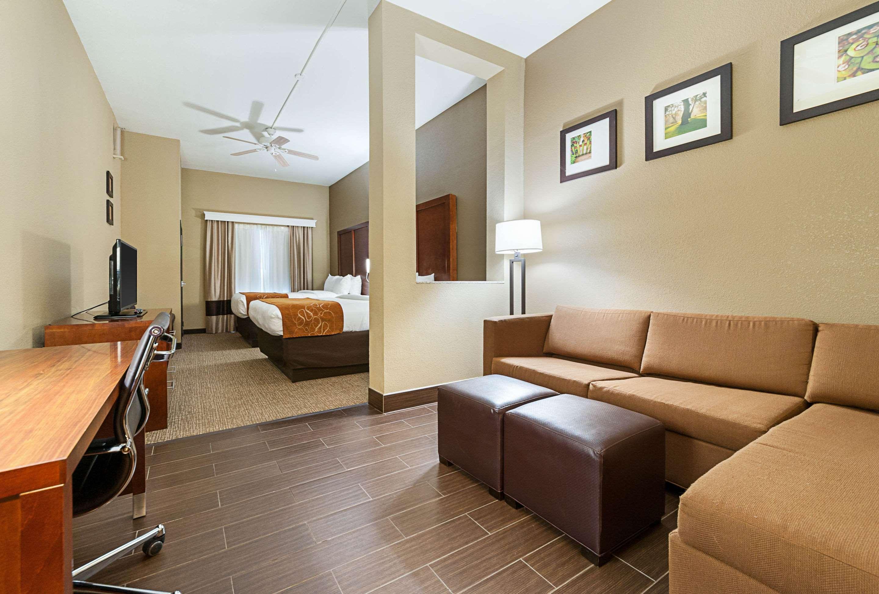 Comfort Suites Batesville Bagian luar foto