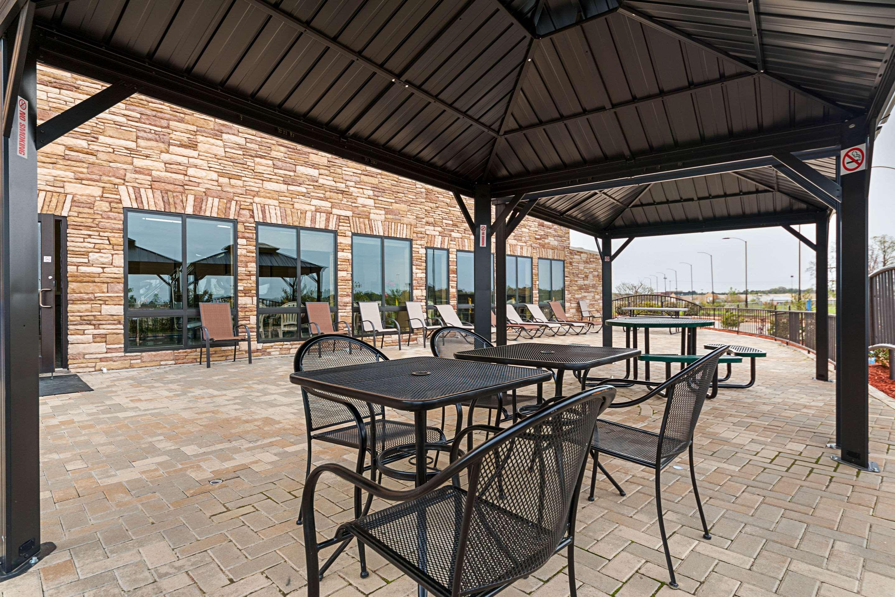 Comfort Suites Batesville Bagian luar foto